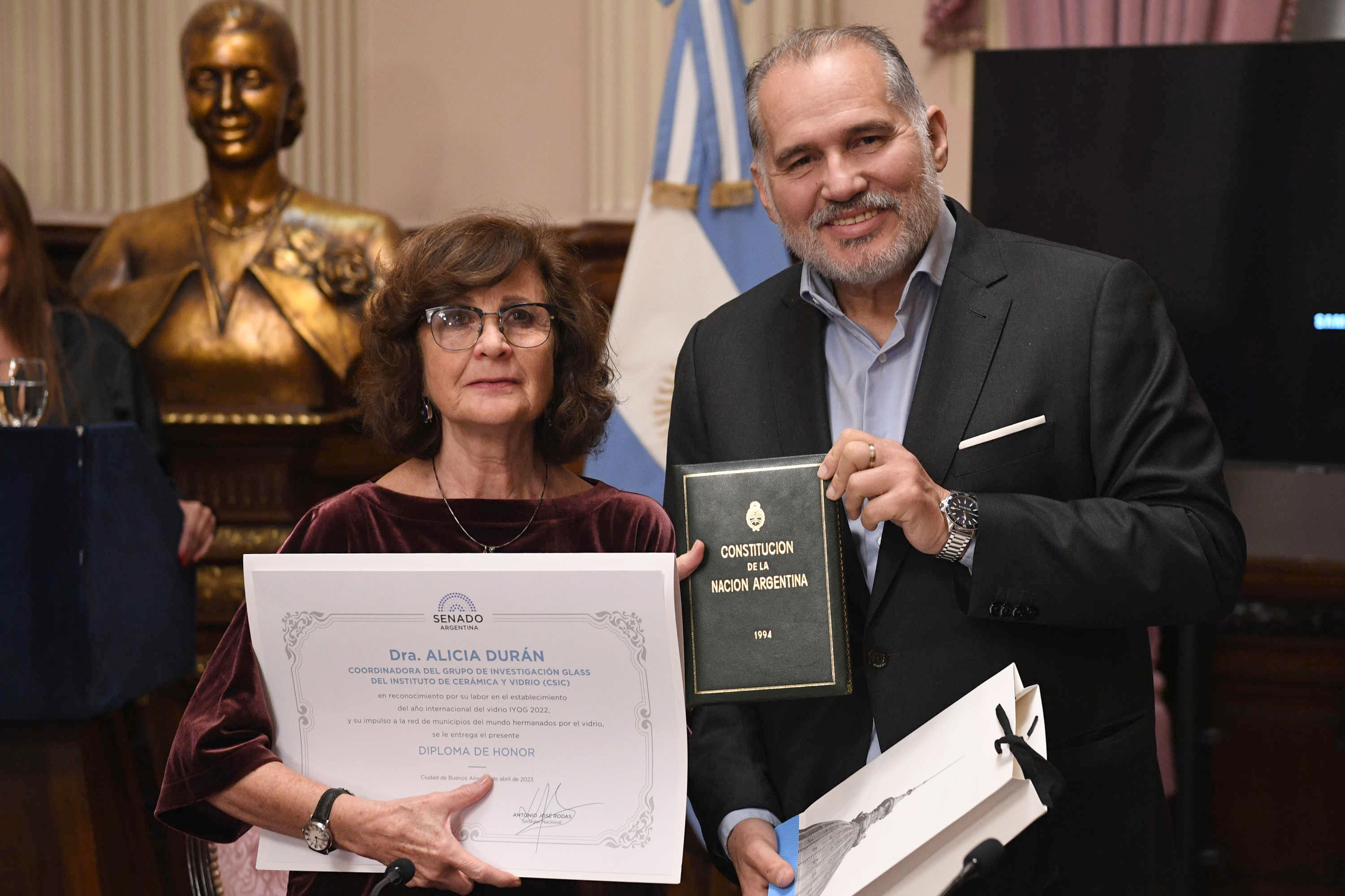 El Senador Antonio Rodas  entregó  Diploma de Hono