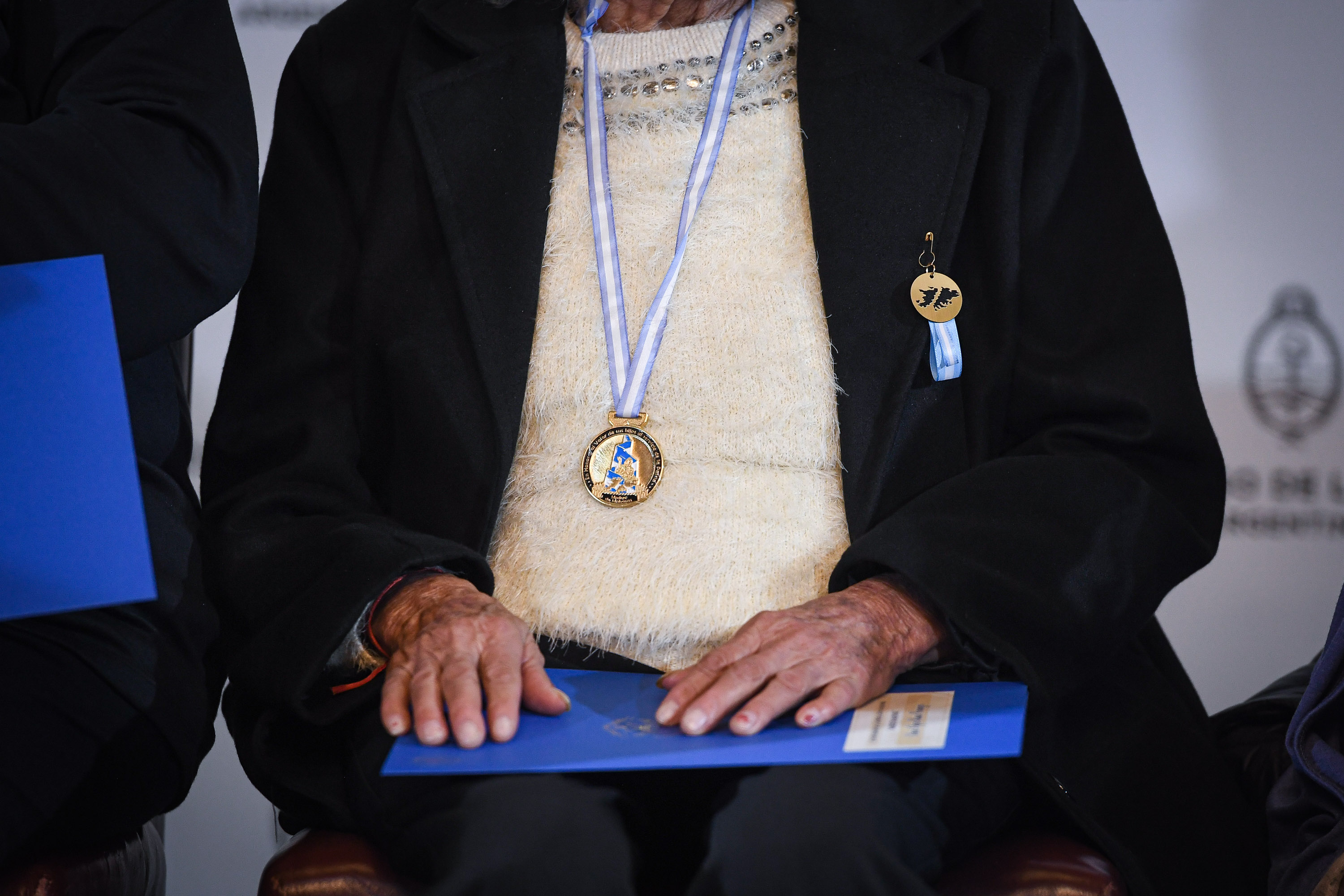 Diplomas y Medallas " Madres de Malvinas" Fotos: S
