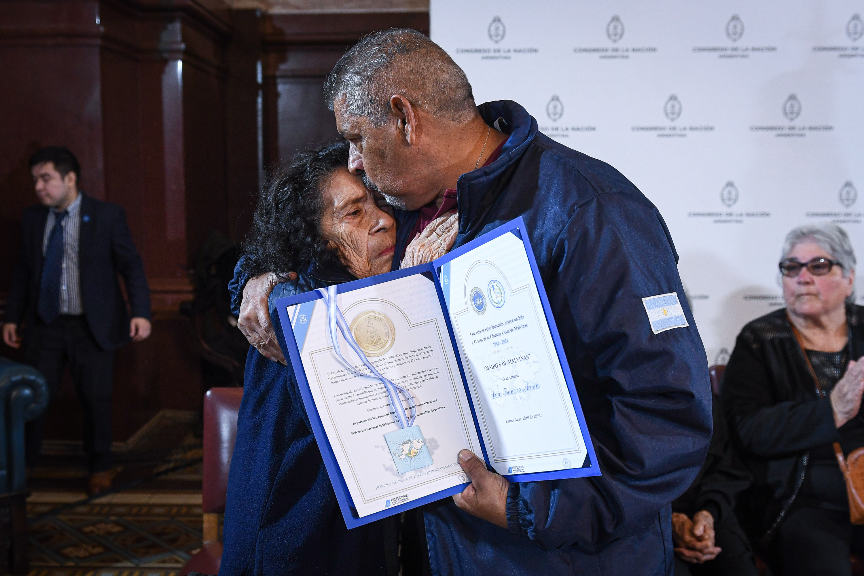 Diplomas y Medallas " Madres de Malvinas" Fotos: S