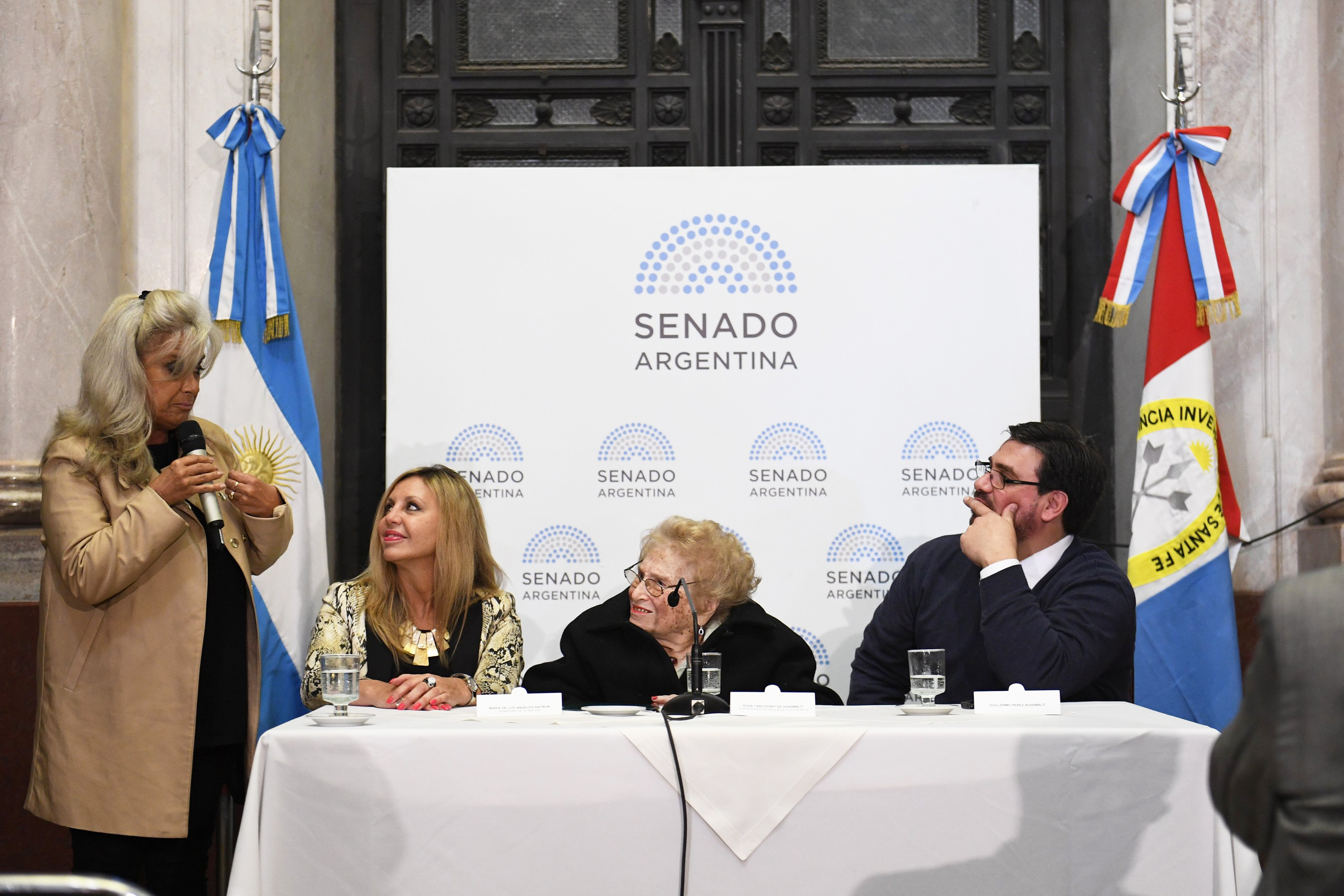 La Senadora Nacional María de los Ángeles Sacnun h