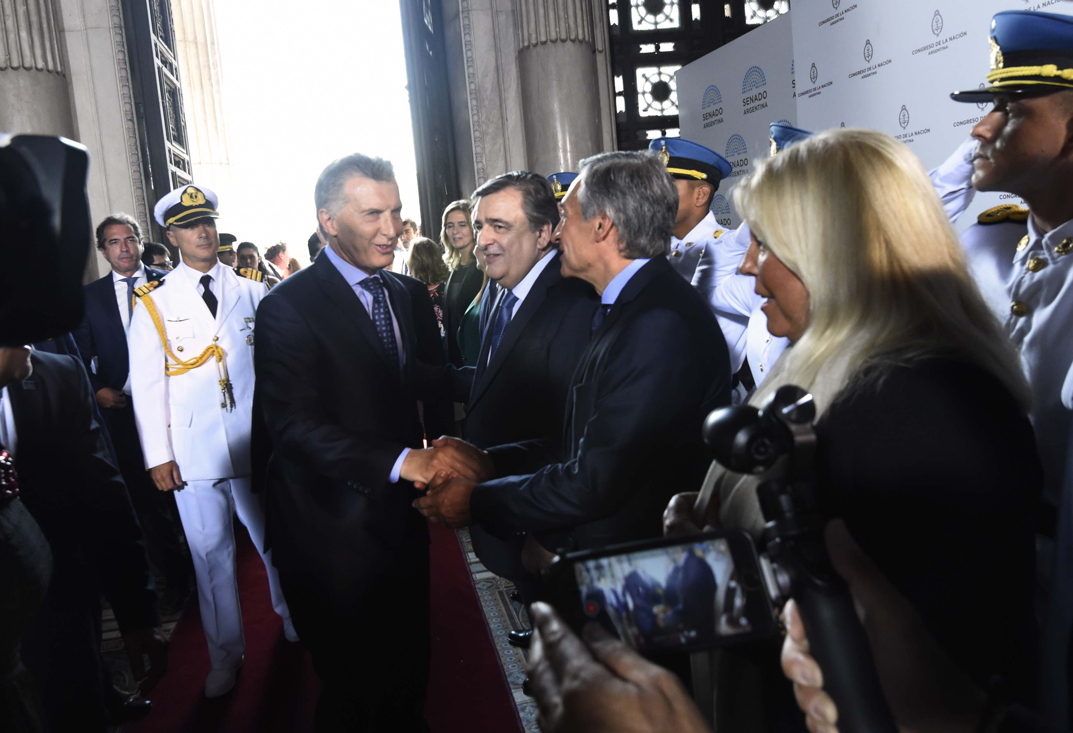 El presidente Mauricio Macri saluda al Senador Rob