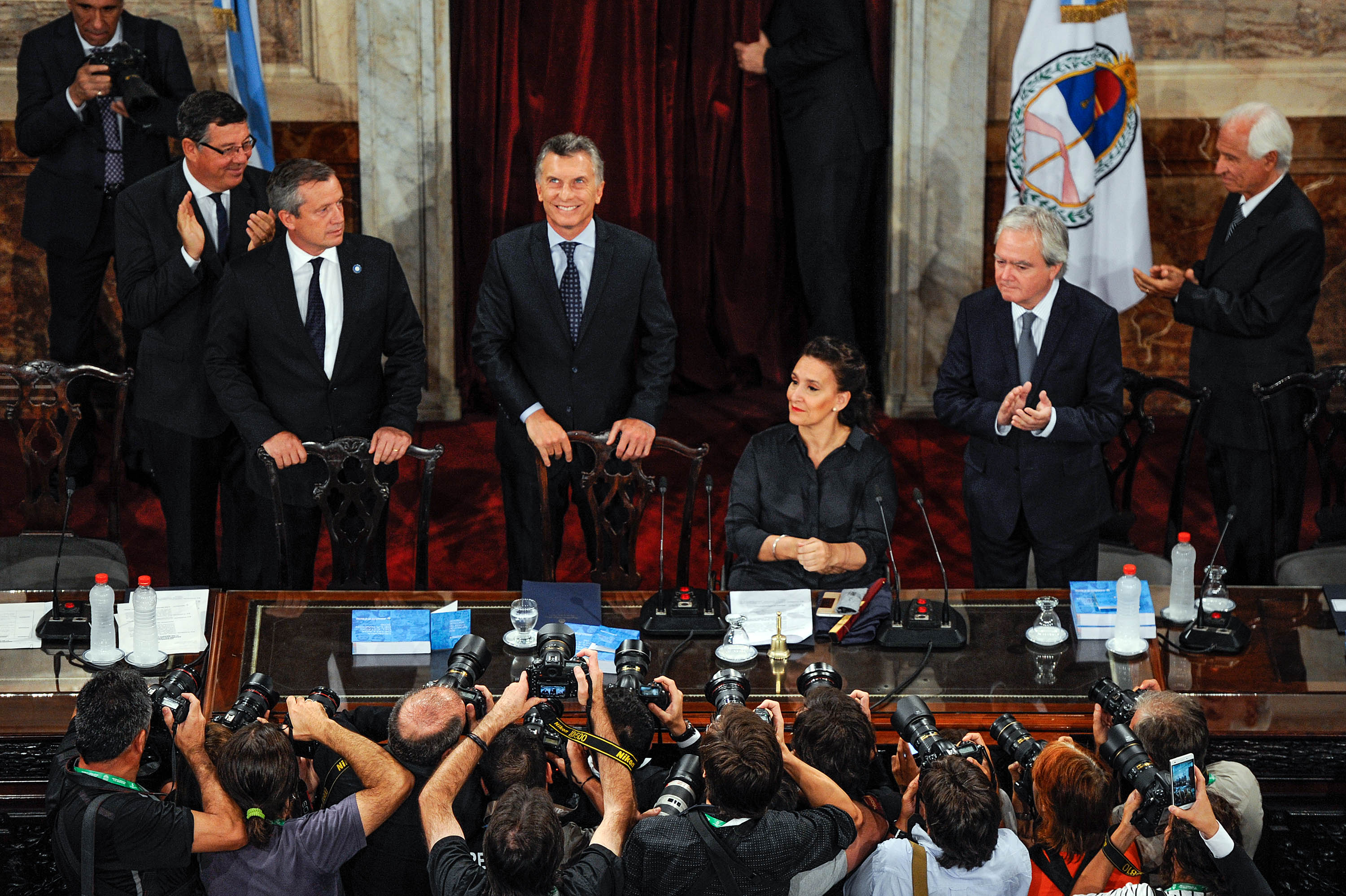 El presidente de Argentina, Mauricio Macri, saluda