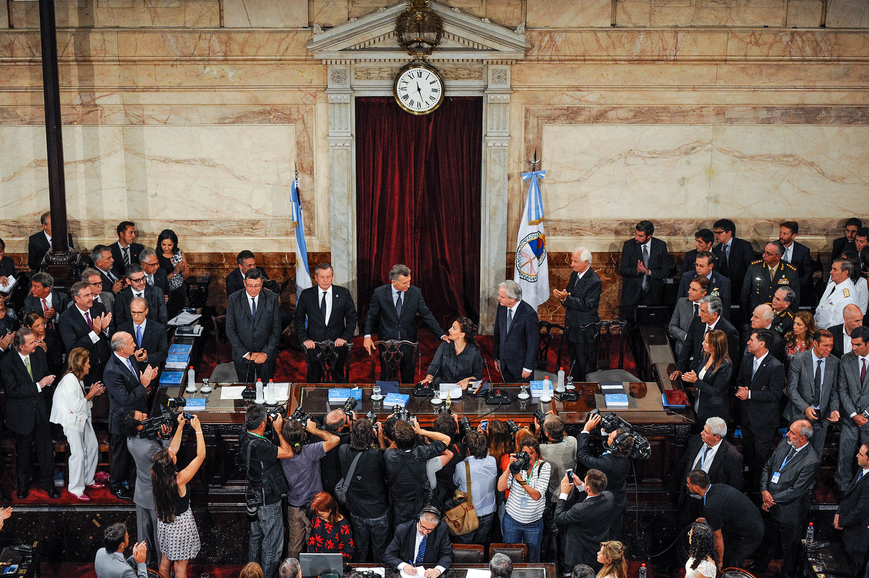 El presidente de Argentina, Mauricio Macri, saluda