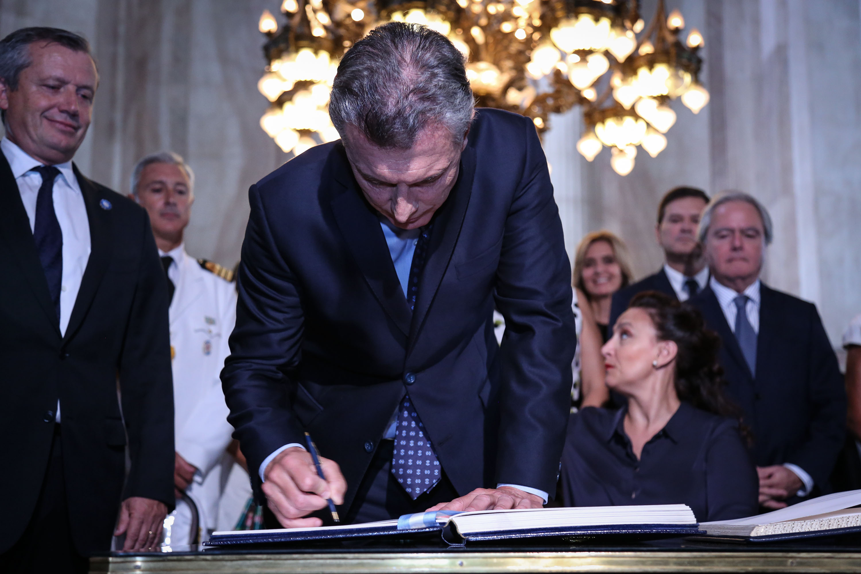  El presidente Mauricio Macri durante la firma del
